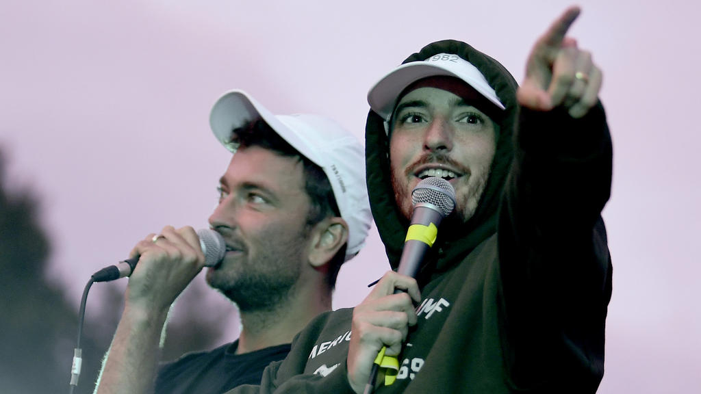 Die Musiker Marteria (l) und Casper stellen ihr gemeinsames Album «1982» vor. Foto: Britta Pedersen/dpa-Zentralbild/dpa +++ dpa-Bildfunk +++