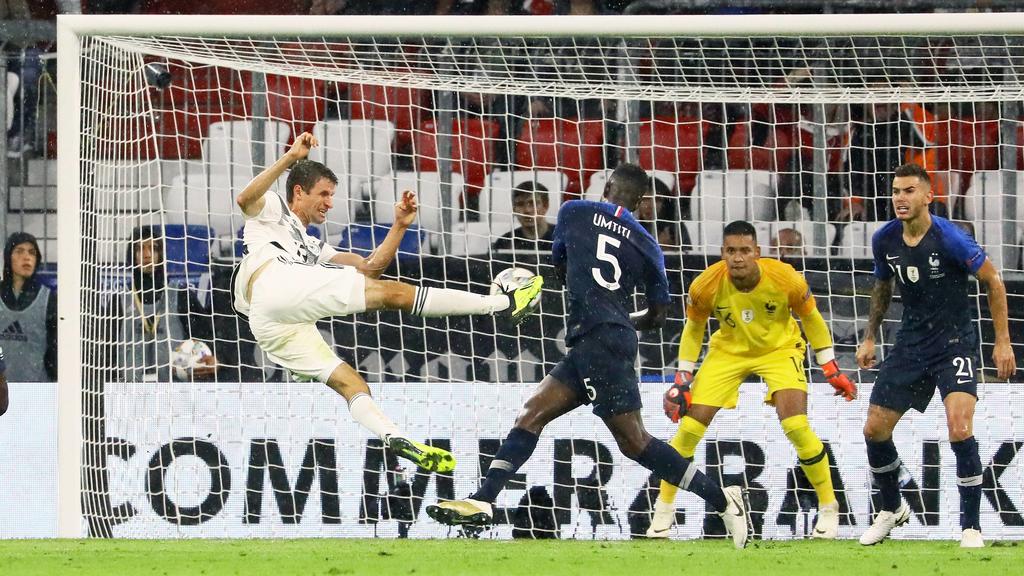 Akrobatisch: Thomas Müller probiert es per Seitfallzieher