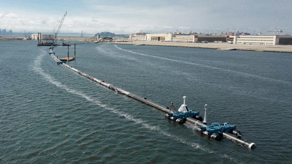 HANDOUT - Aufnahmedatum unbekannt, USA, San Francisco: Das Reinigungssystems «The Ocean Cleanup» schwimmt in der Lagune vor dem Montageplatz. Ab dem 08.09.2018 soll die U-förmige Anlage knapp 500 Kilometer vor der Küste zum Einsatz kommen und Plastik