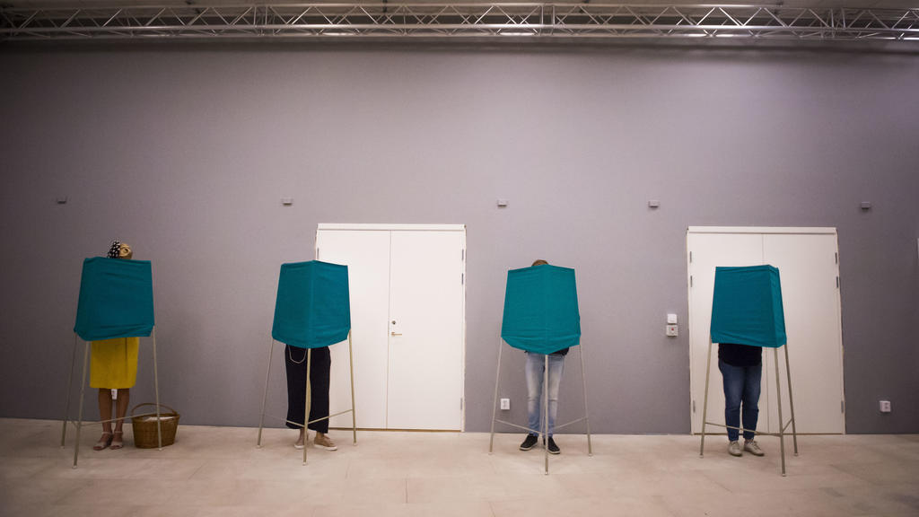 09.09.2018, Schweden, Stockholm: Wähler und Wählerinnen geben im Wahllokal ihren Stimmen ab. Foto: Hanna Franzen/TT NEWS AGENCY/AP/dpa +++ dpa-Bildfunk +++