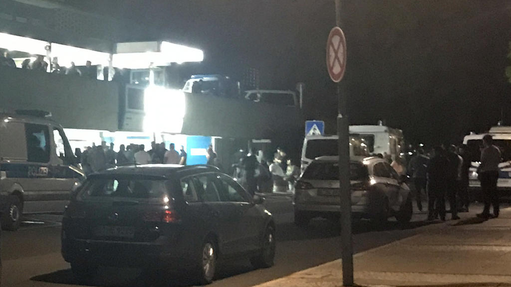 09.09.2018, Berlin: Zahlreiche Menschen haben sich vor dem Benjamin Franklin Klinikum versammelt. Ein 36-Jähriger ist am Tempelhofer Feld in Berlin-Neukölln von mehreren Schüssen getötet worden. Der zunächst lebensgefährlich verletzte Mann wurde am f