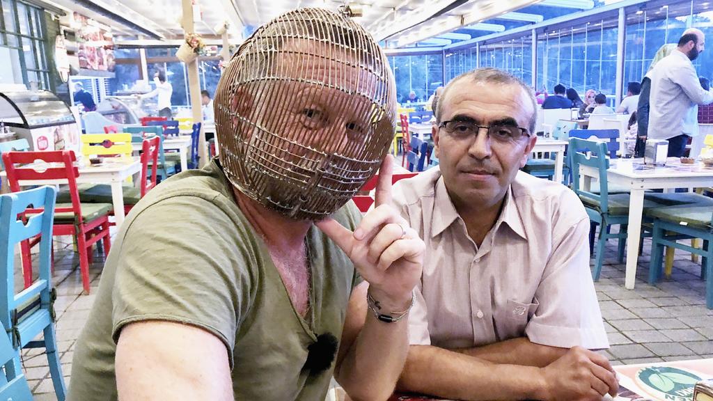 Jenke von Wilmsdorff testet den selbstgebauten Nichtraucher-Käfig.
