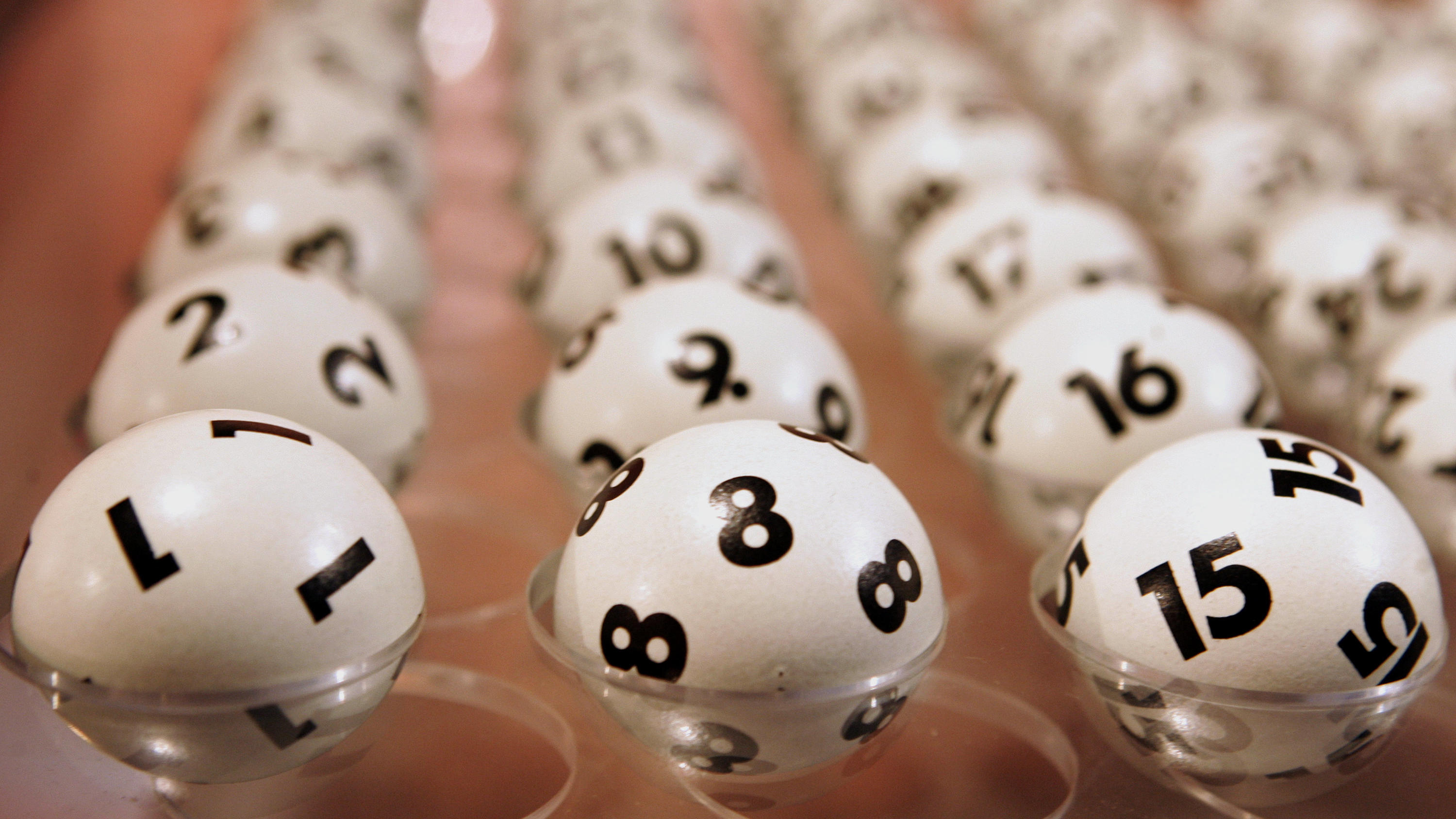 Stefan Mandel Knackt Mit Genialer Strategie 14 Mal Lotto Jackpot Geht Das Auch In Deutschland