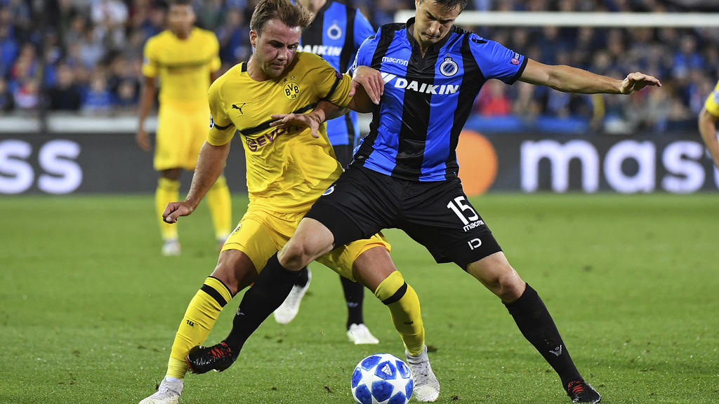 18.09.2018, Belgien, Brügge: Fußball: Champions League, FC Brügge - Borussia Dortmund, Gruppenphase, Gruppe A, 1. Spieltag am 18.09.2018 im Jan-Breydel-Stadion in Brügge. Dortmunds Mario Götze (l) in Aktion gegen Matej Mitrovic von Brügge. Foto: Geer
