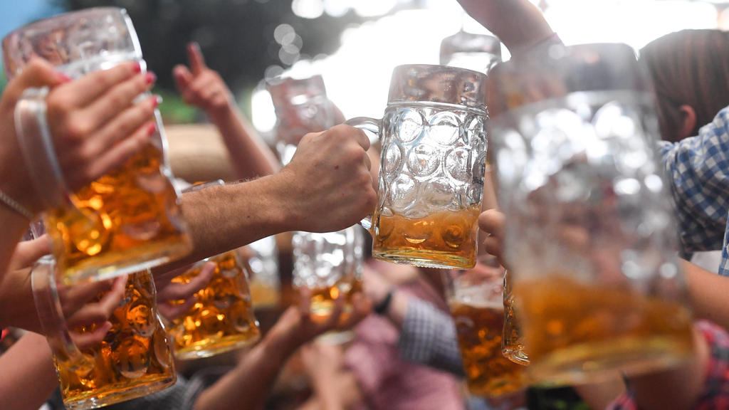 ARCHIV - 24.09.2017, Bayern, Munich: Wiesn-Besucher prosten sich gegenseitig mit Bierkrügen zu. (zu dpa-Korr: «Vom Anbandeln und Kronprinz Ludwig - Wissenswertes zu der Wiesn» vom 16.9.2018) Foto: Tobias Hase/dpa +++ dpa-Bildfunk +++