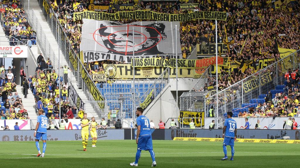 Fußball Bundesliga 4. Spieltag Saison 2018/2019 , TSG 1899 Hoffenheim vs. Borussia Dortmund , Dortmunder Fans halten ein Plakat hoch mit Dietmar Hopp im Fadenkreuz DFL REGULATIONS PROHIBIT ANY USE OF PHOTOGRAPHS AS IMAGE SEQUENCES AND/OR QUASI-VIDEO.