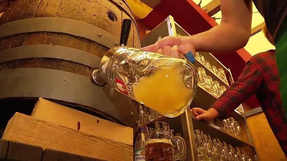 Eine Maß wird auf der Münchner Wiesn eingeschenkt.