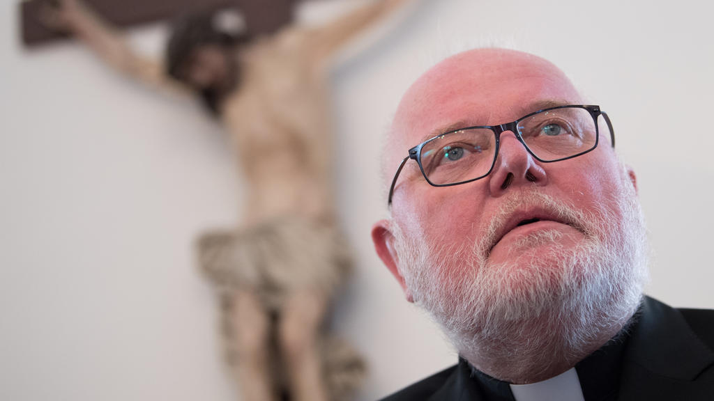 24.09.2018, Hessen, Fulda: Kardinal Reinhard Marx, Erzbischof von München und Freising und Vorsitzender der Deutschen Bischofskonferenz, nimmt zu Beginn der Herbst-Vollversammlung der Deutschen Bischofskonferenz seinen Platz im Sitzungssaal ein. Die