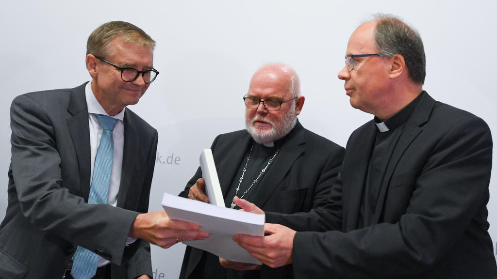Harald Dreßing, Leiter der Studie, überreicht ein Exemplar an Kardinal Marx