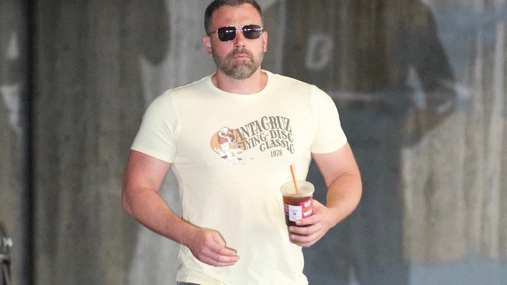 Ben Affleck going for meeting look really buff.Pictured: Ref: SPL5029714 011018 NON-EXCLUSIVEPicture by: Nadine / SplashNews.comSplash News and PicturesLos Angeles: 310-821-2666New York: 212-619-2666London: 0207 644 7656Milan: +39 02 4399 8577Sydney: