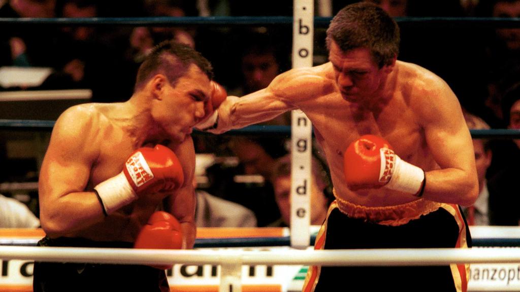 Bildnummer: 00195944 Datum: 15.04.2000 Copyright: imago/ContrastGraciano Rocchigiani (re.) trifft Dariusz Michalczewski (beide Deutschland) mit einer rechten Geraden am Kopf; quer, close, Rocky, Tiger, Universum Boxstall, Haken, Schlag, schlagen, R