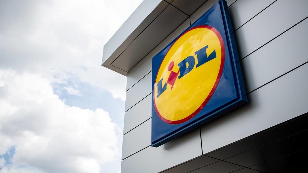 - BRUSSELS, BELGIUM: Illustration picture shows the Lidl logo at the entrance of a Lidl supermarket in Brussels, Wednesday 14 August 2013. SISKAxGREMMELPREZ PUBLICATIONxINxGERxSUIxAUTxONLY x45270473x
