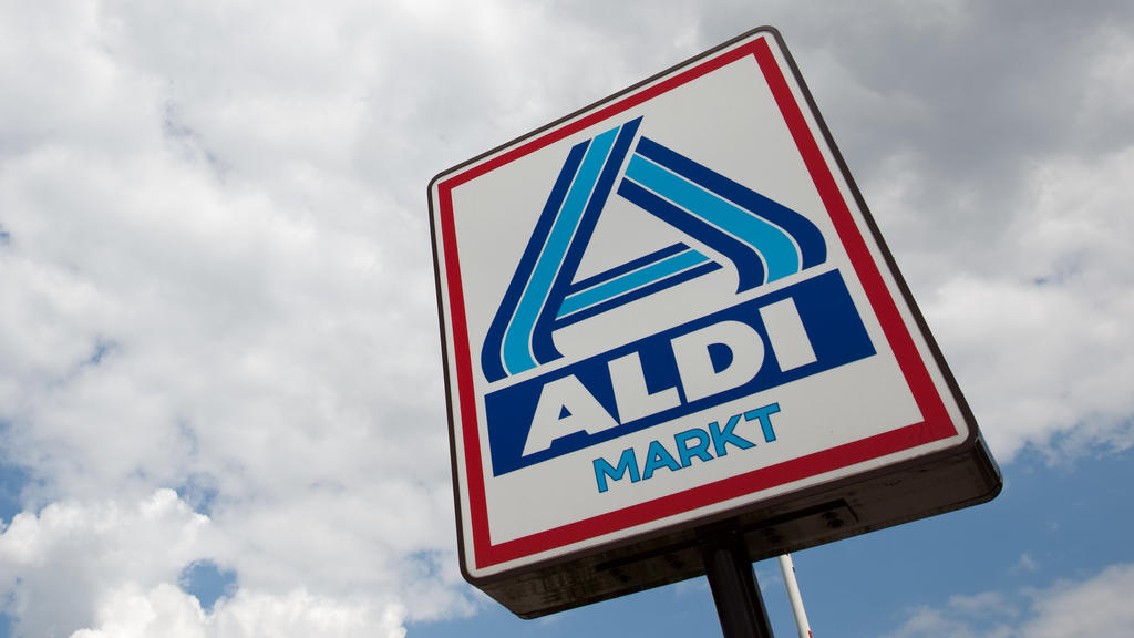 ARCHIV - 28.10.2010, Nordrhein-Westfalen, Gelsenkirchen: Das Aldi-Nord-Logo ist vor einem bewölkten Himmel zu sehen. Der Chef von Aldi Nord, Marc Heußinger, gibt überraschend seinen Posten auf. Das erfuhr die Deutsche Presse-Agentur am Donnerstagaben