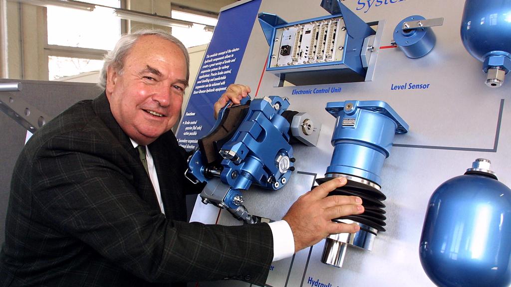Bildnummer: 50090678 Datum: 05.04.2002 Copyright: imago/HRSchulzVorstandsvorsitzender Heinz Hermann Thiele (Knorr-Bremse AG) in einer Fabrikationshalle des Werkes in München, Personen , optimistisch; 2002, Systeme für Nutzfahrzeuge GmbH, Bremssyste