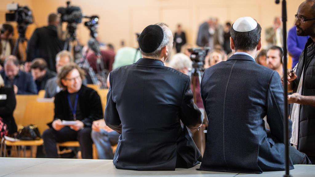 07.10.2018, Hessen, Wiesbaden: Zwei Teilnehmer der Gründungsveranstaltung der jüdischen Bundesvereinigung innerhalb der AfD sitzen im Bürgerhaus im Stadtteil Erbenheim zu Beginn einer Pressekonferenz auf dem Podium. Die Vereinigung sollte wenig späte