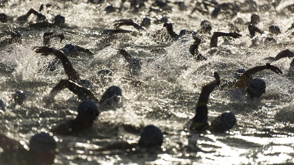 Sport Bilder des Tages October 13, 2018 - Kailua-Kona, Hawaii, U.S. - Age-group male swim race for the Ironman World Championships. Ironman World Championships 2018 PUBLICATIONxINxGERxSUIxAUTxONLY - ZUMA Cha 20181013_mda_r302_795 Copyright: xRonitxFa