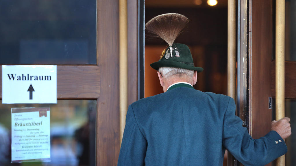 14.10.2018, Bayern, Schwangau: Ein Mann in bayerischer Tracht betritt ein Wahllokal zur Landtagswahl in Bayern. Foto: Karl-Josef Hildenbrand/dpa +++ dpa-Bildfunk +++