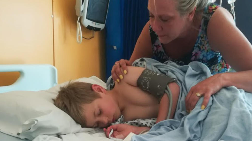 William Hewlett und seine Mutter Johanne bei einer Untersuchung im Krankenhaus