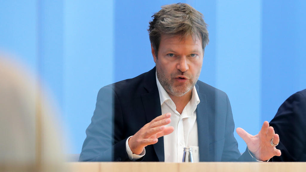 15.10.2018, Berlin: Robert Habeck, Bundesvorsitzender Bündnis 90 / Die Grünen, beantwortet auf dem Podium der Bundespressekonferenz Fragen zu den Ergebnissen der Landtagswahlen in Bayern. Foto: Jens Büttner/dpa-Zentralbild/dpa +++ dpa-Bildfunk +++