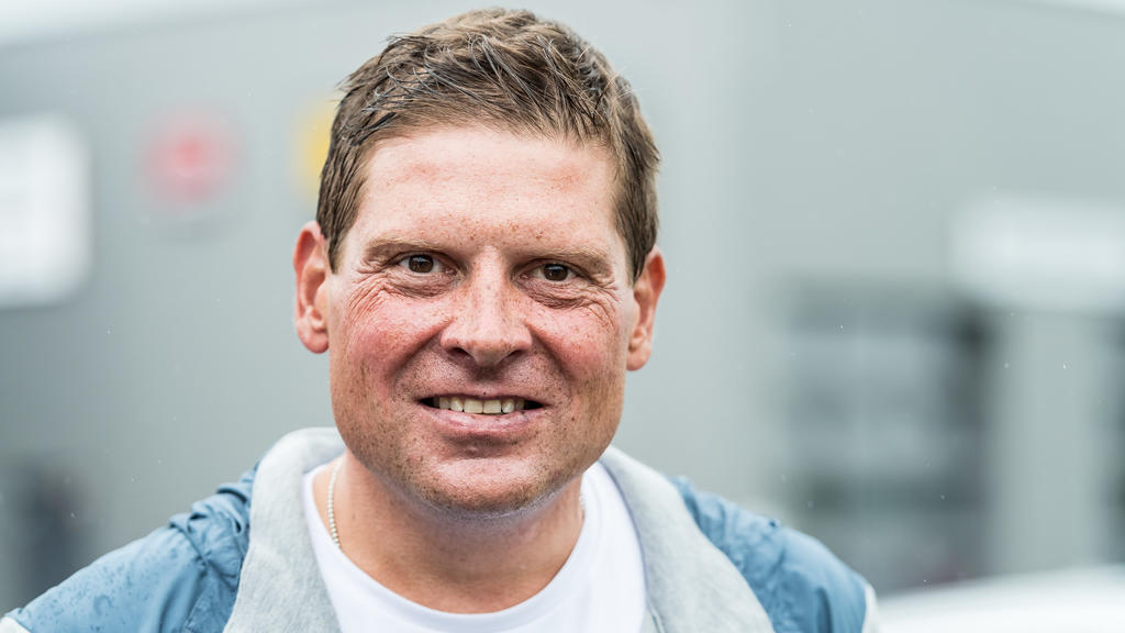 ARCHIV - 02.07.2017, Nordrhein-Westfalen, Korschenbroich: Radsport: UCI WorldTour - Tour de France, Düsseldorf - Lüttich (203,50 km), 2. Etappe. Der ehemalige Radrennprofi Jan Ullrich steht am Straßenrand und wartet auf die Durchfahrt des Fahrerfelde