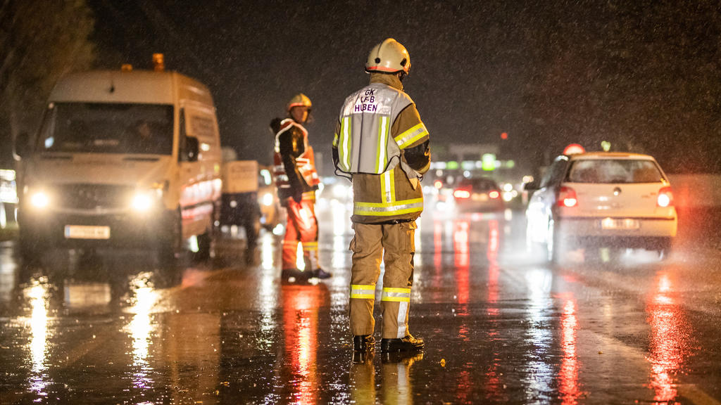 29.10.2018, Österreich, Huben: Nach einem Murenabgang wird eine Straße bei Huben gesperrt. ein Föhnsturm und heftige Regenfälle haben in Österreich zu erheblichen Problemen geführt. Foto: Expa/Johann Groder/APA/dpa +++ dpa-Bildfunk +++