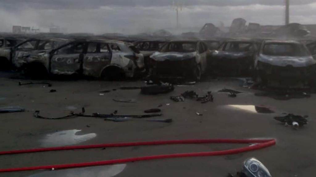 30.10.2018, Italien, Savona: Einige Hundert Autos - die meisten der Luxusmarke Maserati - stehen ausgebrannt im Hafen auf dem Auto-Terminal. Nach einem Kurzschluss in zwei Lagerhallen war Feuer ausgebrochen. In weiten Teilen wüteten schwere Unwetter.
