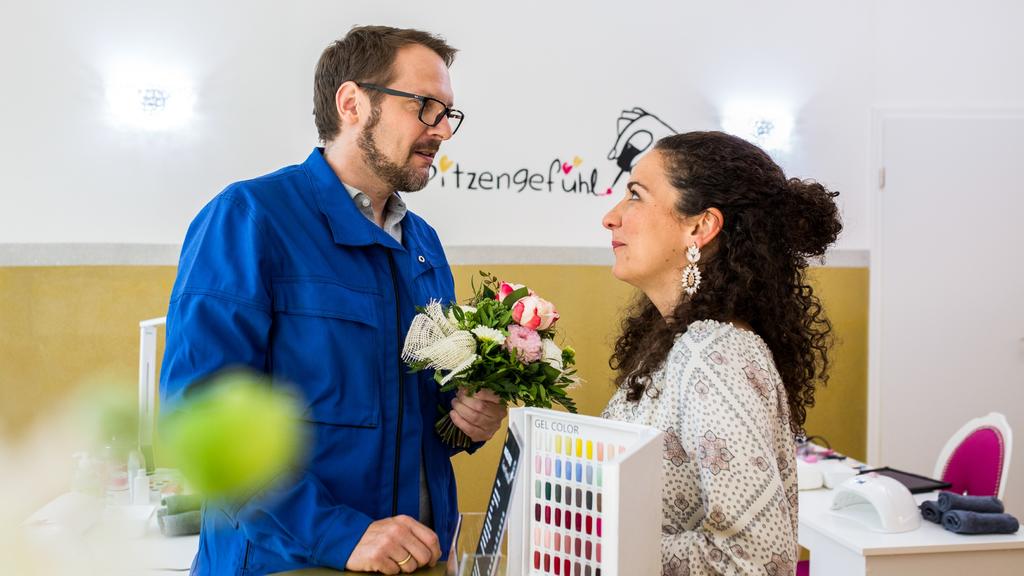 Kaya (Shirin Soraya) ist glücklich und erleichtert, dass Dirk (Jens Kipper) für sie da ist.