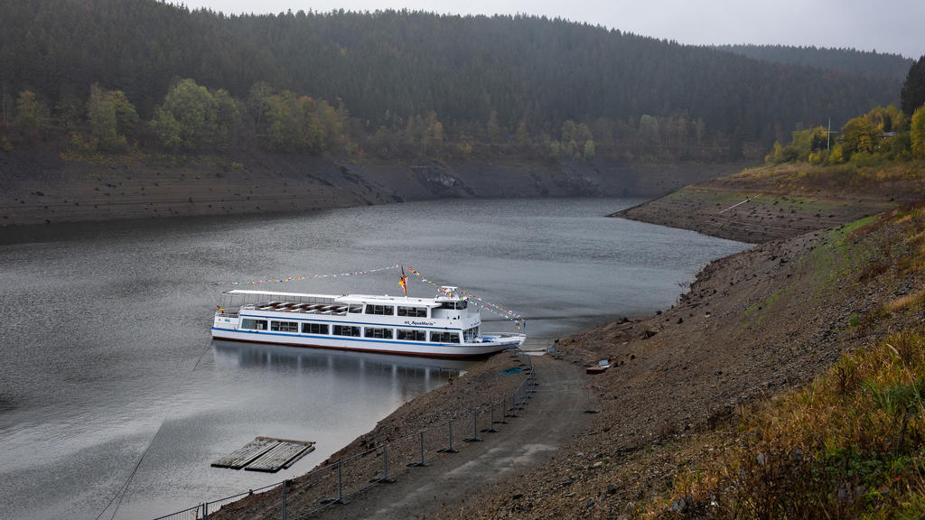ARCHIV - 25.10.2018, Niedersachsen, Altenau: Das Touristenschiff "MS AquaMarin" ist im Niedrigwasser der Okertalsperre (Oderstausee) im Harz zu sehen. Zur Sicherung der Versorgung mit Trinkwasser haben die Harzwasserwerke die Abgabe aus den Talsperre