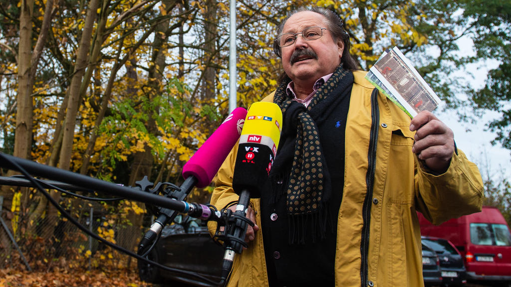 iedersachsen, Lüneburg: Klaus Köhler, Zirkusdirektor, gibt vor dem Oberverwaltungsgericht Lüneburg ein Interview.