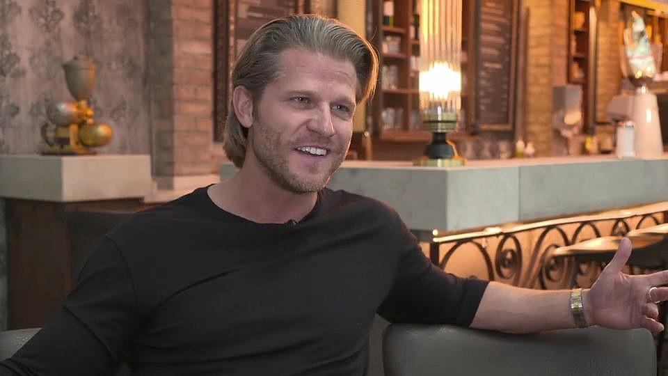 Ex-Bachelor Paul Janke nimmt Bauer Dirks Flirtversuche unter die Lupe.