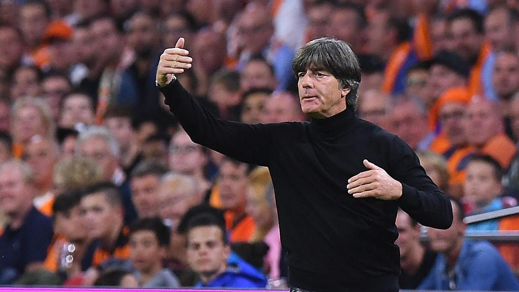 Fußball UEFA Nations League Niederlande - Deutschland am 13.10.2018 in der Johan-Cruyff-ArenA in Amsterdam Joachim Jogi Löw ( Bundestrainer ) *** Football UEFA Nations League Netherlands Germany on 13 10 2018 at Johan Cruyff ArenA in Amsterdam Joachi