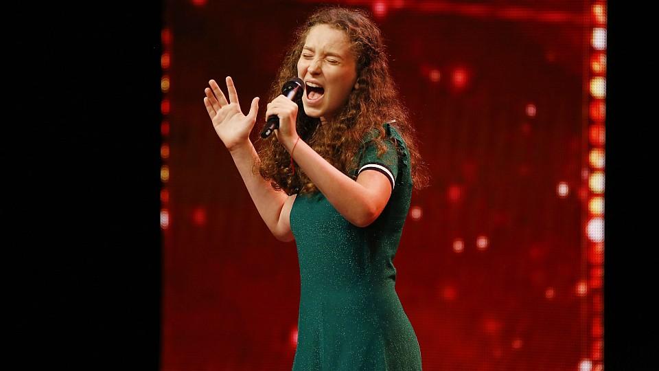 Emmie Lee mit mit ihrem Lied Mobbingopfern helfen.