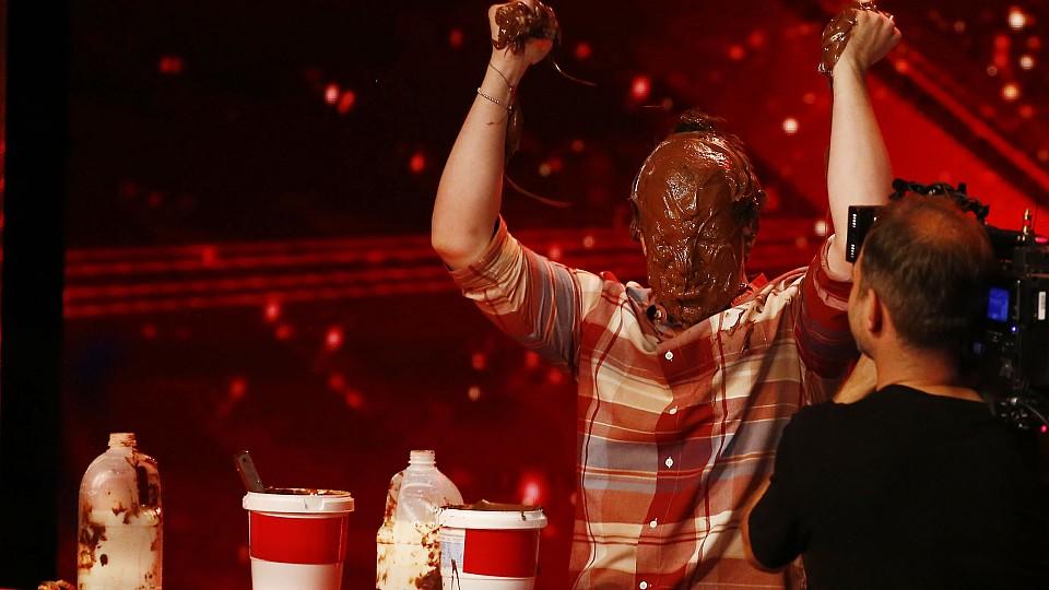 Die Nutella-Comedy-Performance der "The Chew Crew" hat Moderator Daniel Hartwich sichtlich inspiriert.