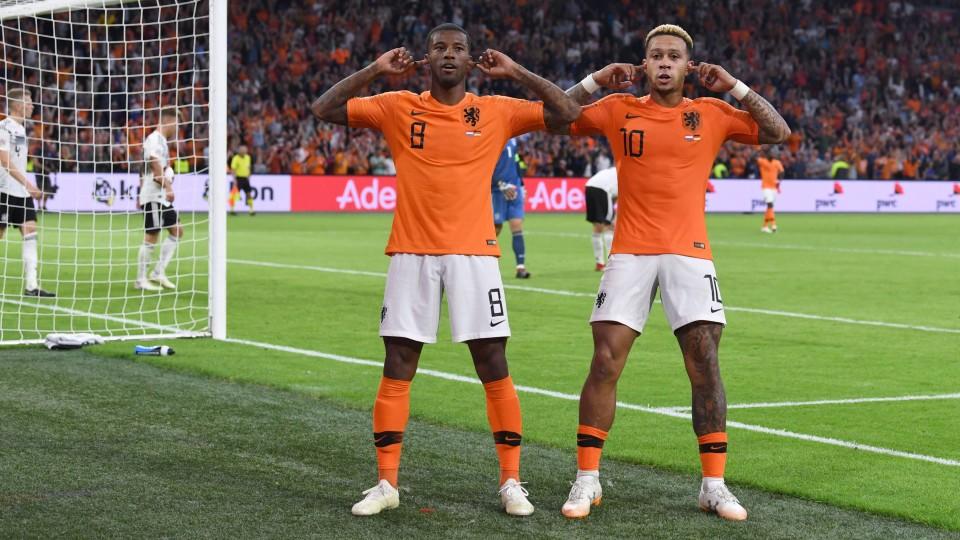 Sport Bilder des Tages Fussball, Herren, Saison 2018/19, Nations League (3. Spieltag), Länderspiel in Amsterdam, Niederlande - Deutschland, v. l. Georginio Wijnaldum (Niederlande), Memphis Depay (Niederlande), Jubel nach Tor zum 3:0, 13.10. 2018, ***