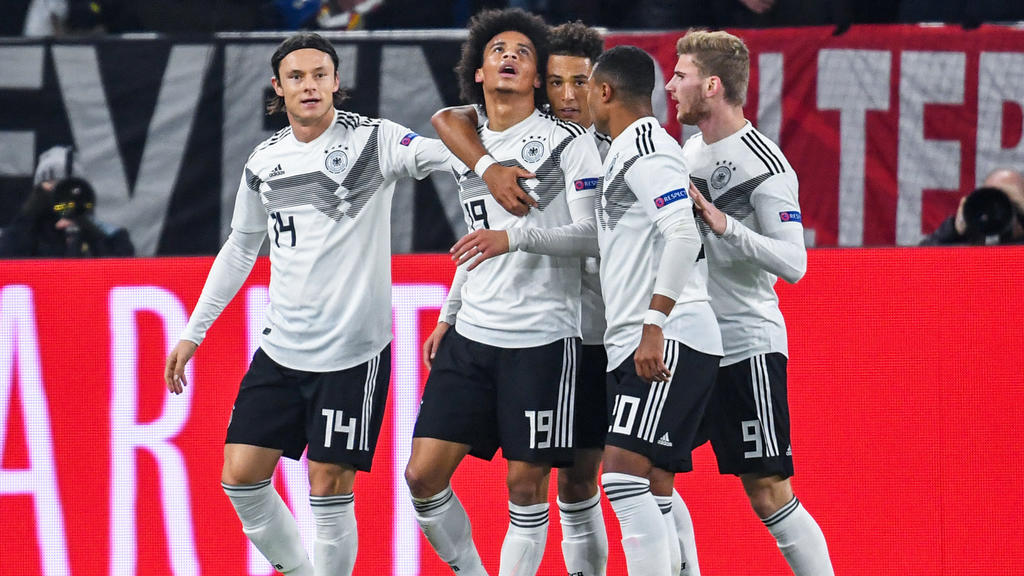 19.11.2018, Nordrhein-Westfalen, Gelsenkirchen: Fußball: Nations League A, Deutschland - Niederlande, Gruppenphase, Gruppe 1, 6. Spieltag. Leroy Sane (M) aus Deutschland jubelt mit seinen Teamkollegen nach dem 2 : 0 im Spiel gegen die Niederlande. Fo