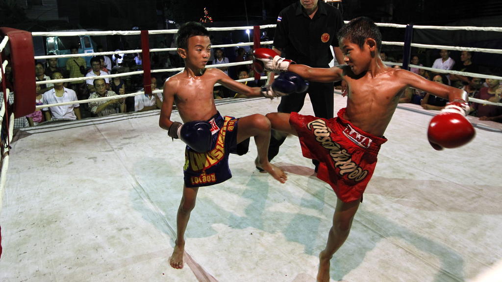 Muay Thai Kampf zwischen zwei Jugendlichen