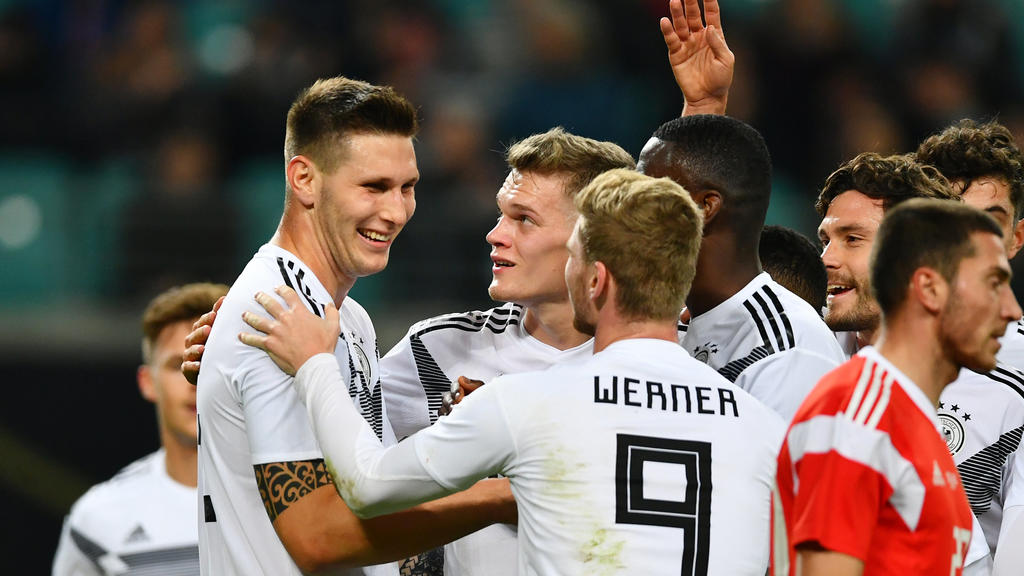 15.11.2018, Sachsen, Leipzig: Fußball: Länderspiele, Deutschland - Russland in der RB Arena. Torschütze Niklas Süle (l) aus Deutschland wird nach dem 2:0 von seinen Mitspielern Matthias Ginter (m) und Timo Werner umjubelt. WICHTIGER HINWEIS: Gemäß de