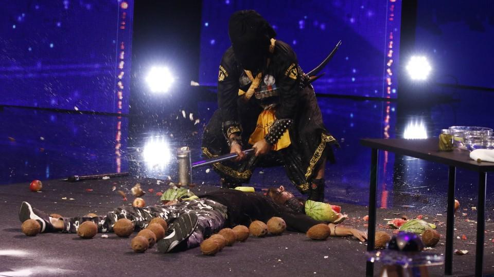 Kawaljit (oben) und Karamjit Singh aus Indien präsentieren eine Martial Arts-Performance.