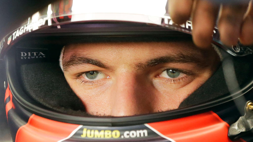 ARCHIV - 09.11.2018, Brasilien, Sao Paulo: Motorsport: Formel-1-Weltmeisterschaft, Grand Prix von Brasilien, 2. Freies Training: Max Verstappen aus den Niederlanden vom Team Red Bull Racing sitzt in der Box im Cockpit seines Rennwagens. (zu dpa "Schu