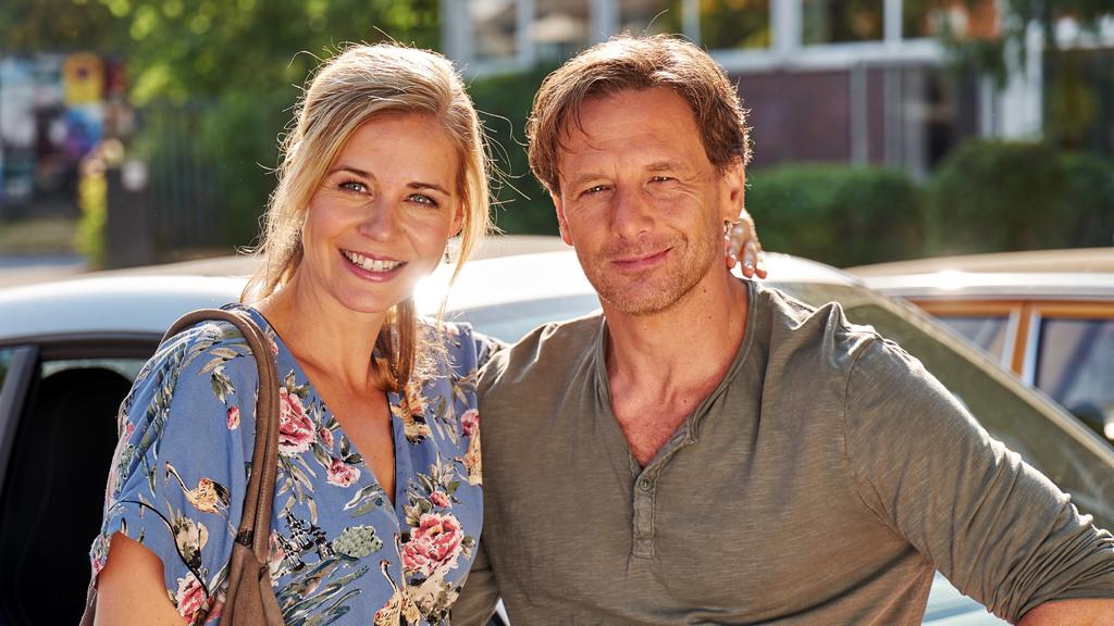 Der Lehrer: Stefan Vollmer (Hendrik Duryn) und Karin Noske (Jessica Ginkel)
