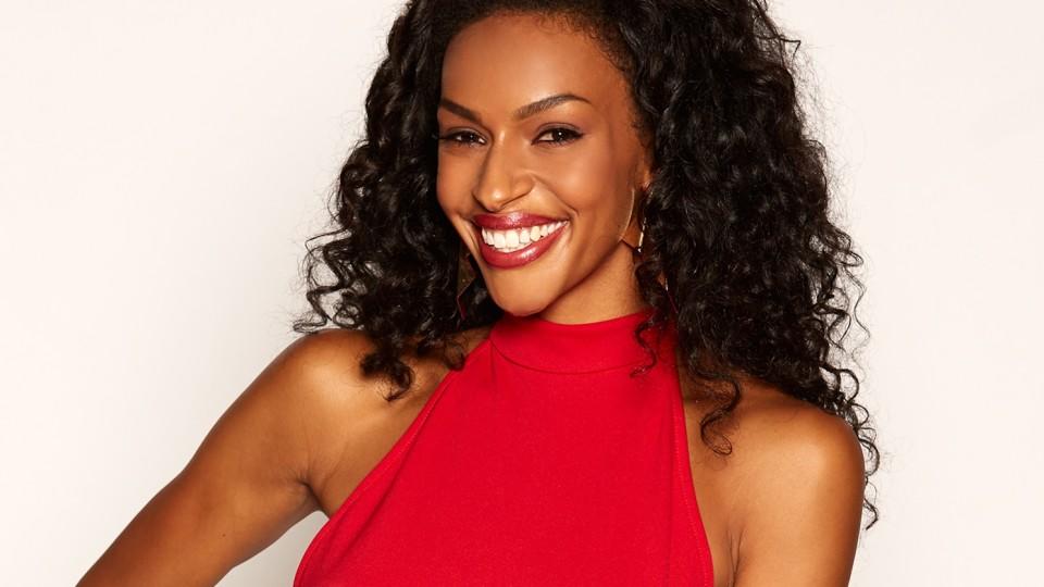 Wilde Locken und ein bezauberndes Lächeln: Bachelor-Kandidatin Cecilia Asoro ist ein Eyecatcher.