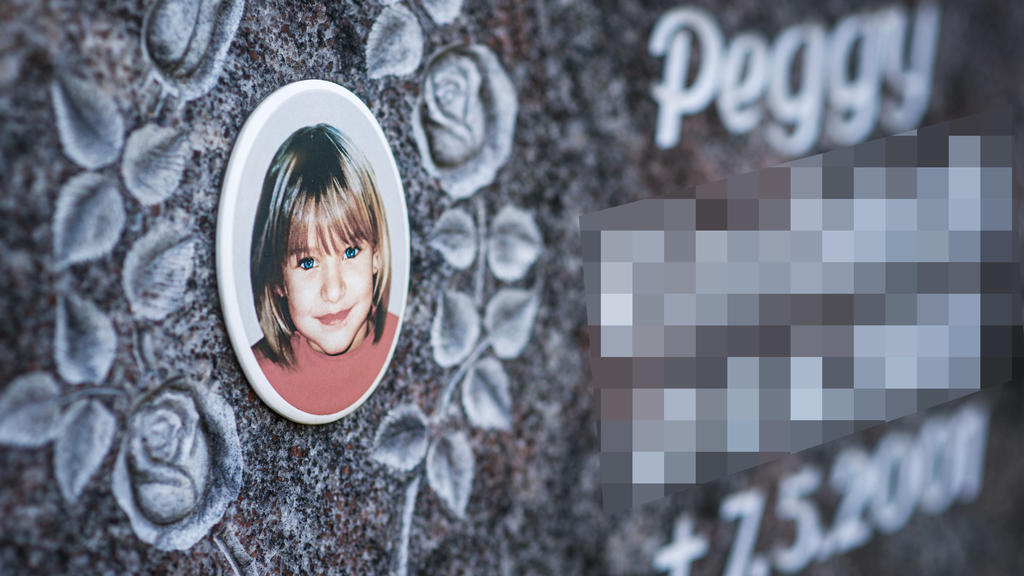 ARCHIV - 25.04.2013, Bayern, Nordhalben: Ein Gedenkstein mit dem Porträt des Mädchens Peggy auf dem Friedhof in Nordhalben (Bayern), aufgenommen am 25.04.2013. Das neunjährige Mädchen Peggy aus Lichtenberg (Oberfranken) war 2001 verschwunden. (zu dpa