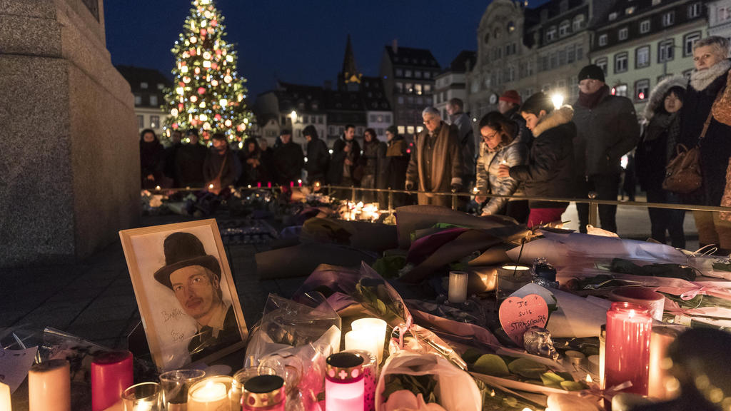 15.12.2018, Frankreich, Straßburg: Trauernde stellen Kerzen auf, um den Opfern des Anschlags auf dem Weihnachtsmarkt zu gedenken. Ein Attentäter hatte am 11.12.2018 in der Straßburger Innenstadt das Feuer eröffnet. Drei Menschen wurden getötet, zahlr