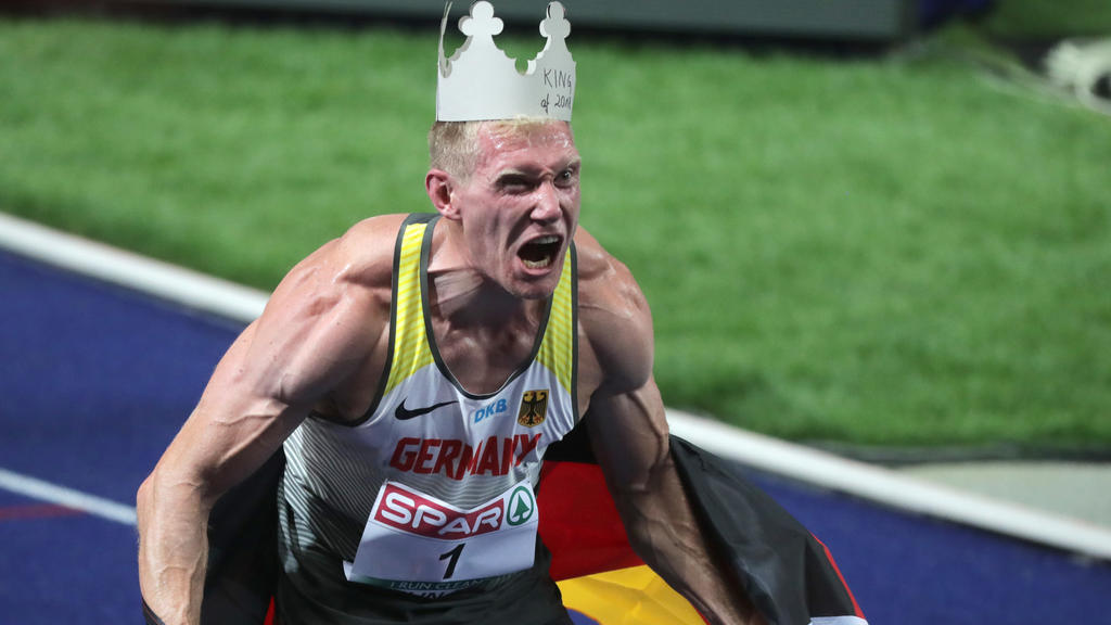 08.08.2018, Berlin: 08.08.2018, Berlin: Leichtathletik, Europameisterschaft im Olympiastadion: Zehnkampf, 1500 m, Männer, Arthur Abele aus Deutschland jubelt über Gold. Foto: Kay Nietfeld/dpa +++ dpa-Bildfunk +++