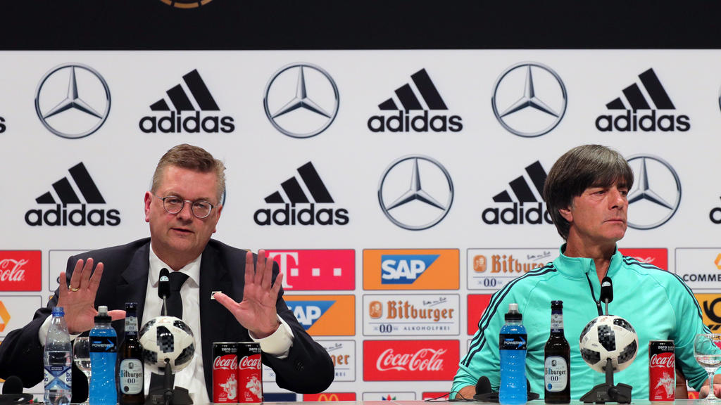 Fußball, WM, Nationalmannschaft, Deutschland, Teamquartier. DFB-Präsident Reinhard Grindel (l) und Bundestrainer Joachim Löw geben unter dem Schriftzug "Die Mannschaft" eine Pressekonferenz. Der Deutsche Fußb