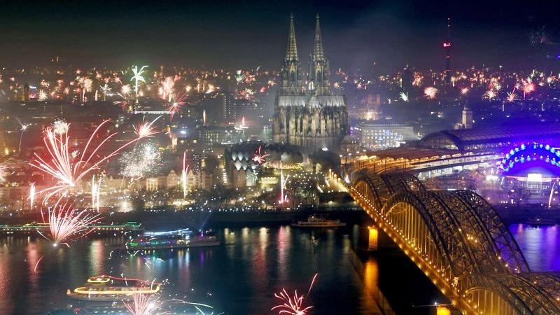 Blick auf Köln aus der Luft an Sylvester