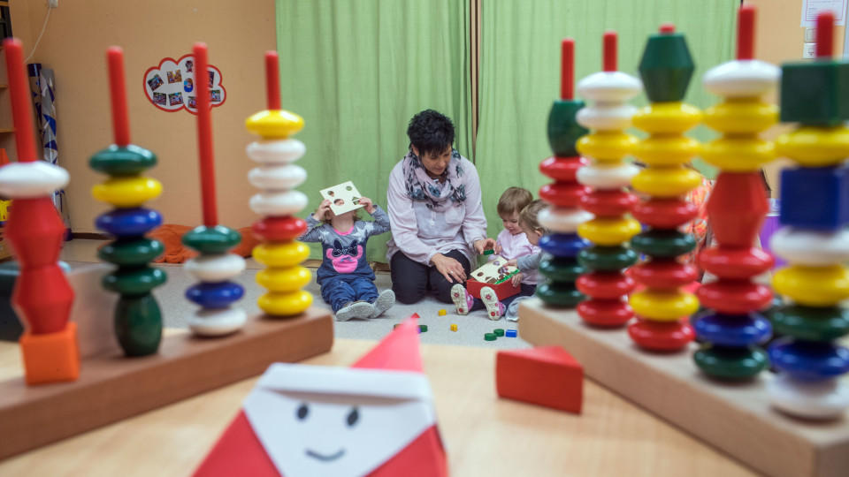 ARCHIV - 05.12.2016, Mecklenburg-Vorpommern, Wittenförden: Kinder spielen in der Kindertagesstätte «Zwergenland». Unter dem Motto «Unsere Kinder sind es wert! Wir kämpfen für bessere Bedingungen in Kitas und Horten» wollen am 15.09.2018 Kita-Erzieher