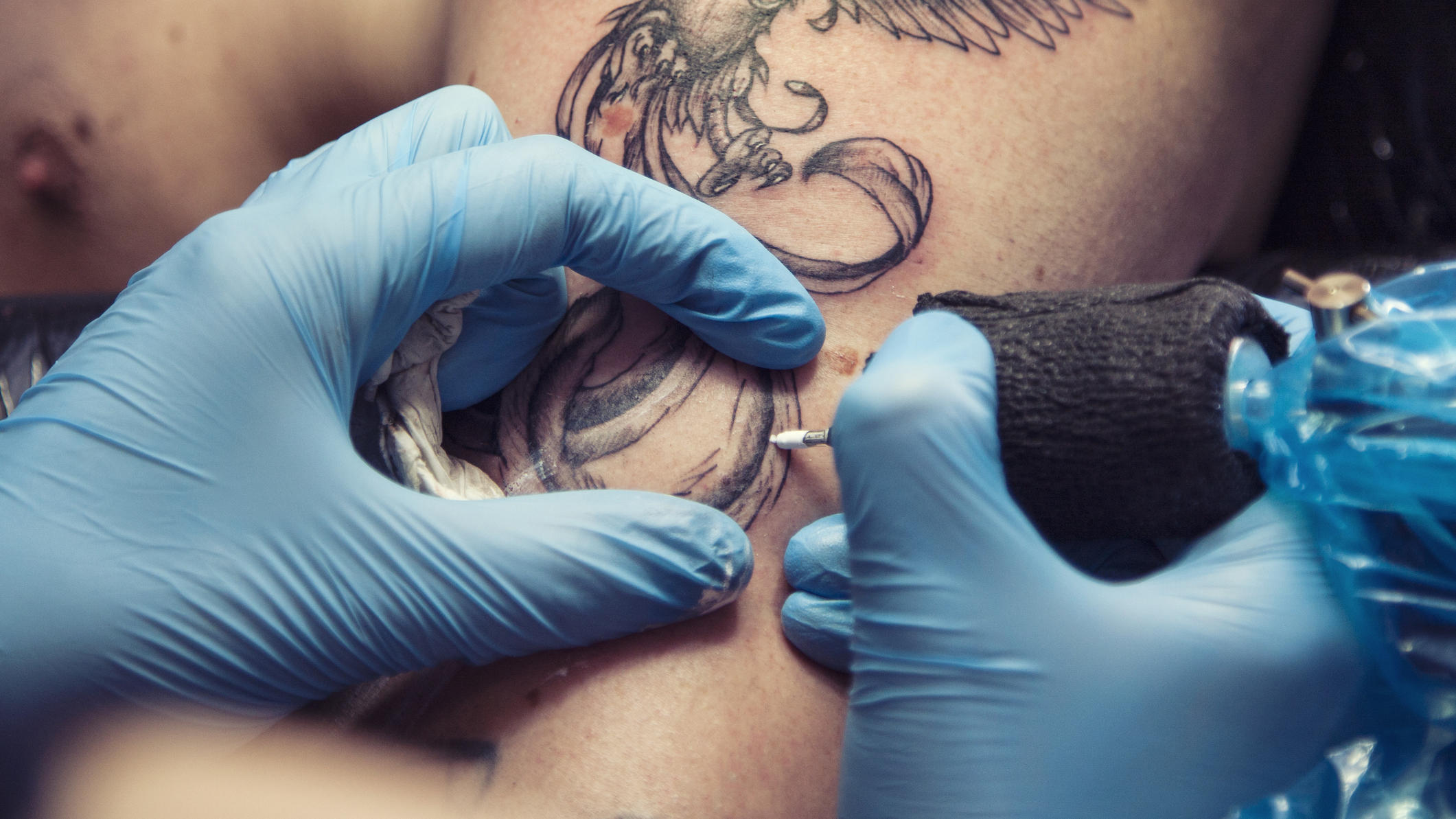 Schriftzug tattoo mann rippen Tattoo unter