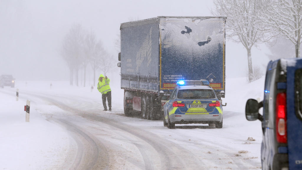 10.01.2019, Bayern, Schongau: Ein Lastkraftwagen kommt an einer Steigung wegen Schneeglätte zum Stehen. Foto: Karl-Josef Hildenbrand/dpa +++ dpa-Bildfunk +++