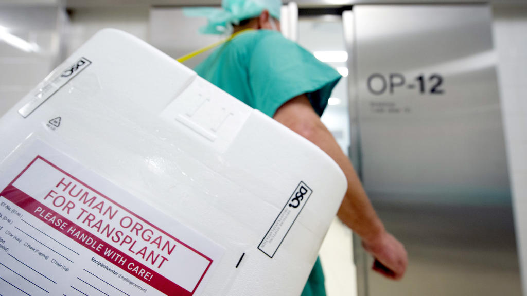 ARCHIV - 28.09.2012, Berlin: Ein Styropor-Behälter zum Transport von zur Transplantation vorgesehenen Organen wird am Eingang eines OP-Saales vorbeigetragen. (zu dpa «Deutsche Stiftung Organtransplantation veröffentlicht Zahlen zu Organspenden im Jah